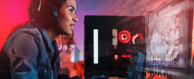 Frau programmiert ein Computerspiel