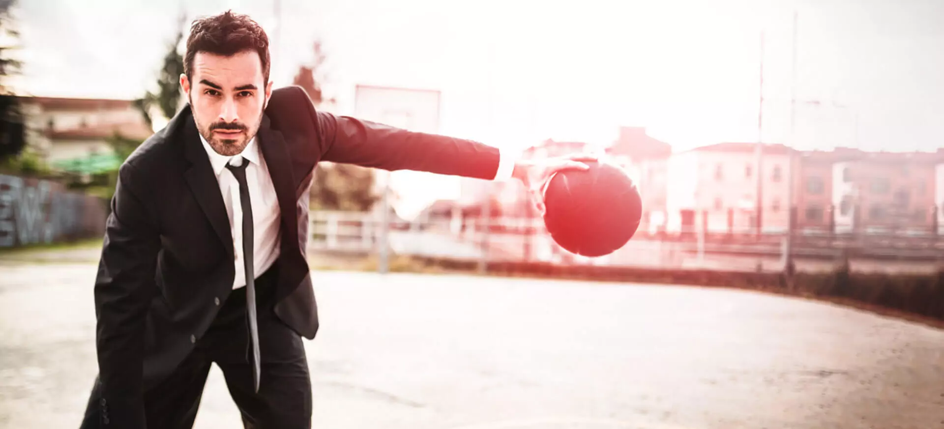 Mann im Anzug spielt Basketball