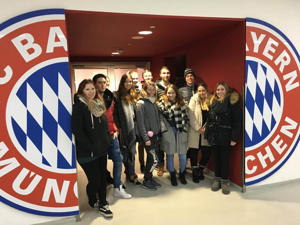 Studierende bei der Exkursion zur Allianz Arena in München.