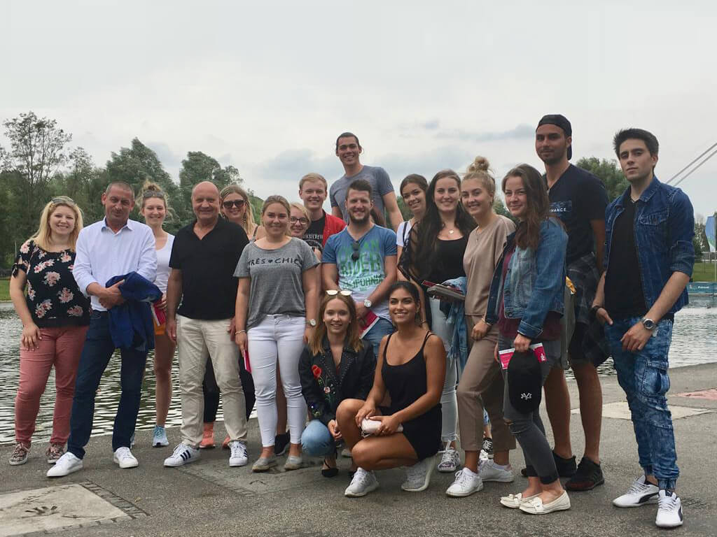 Gruppe von Studierenden bei der Exkursion zum Olympiapark München