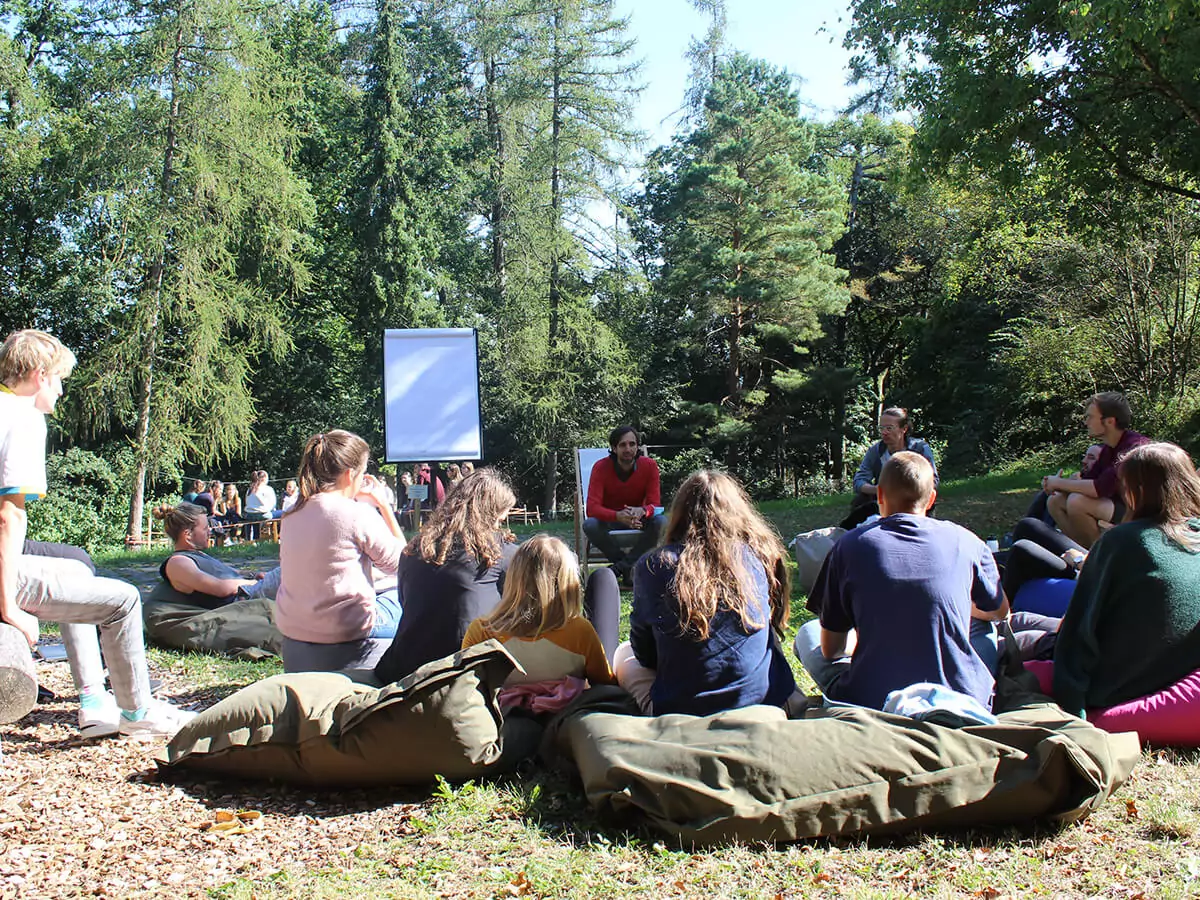 Vorlesung im Freien am Adventure Campus.