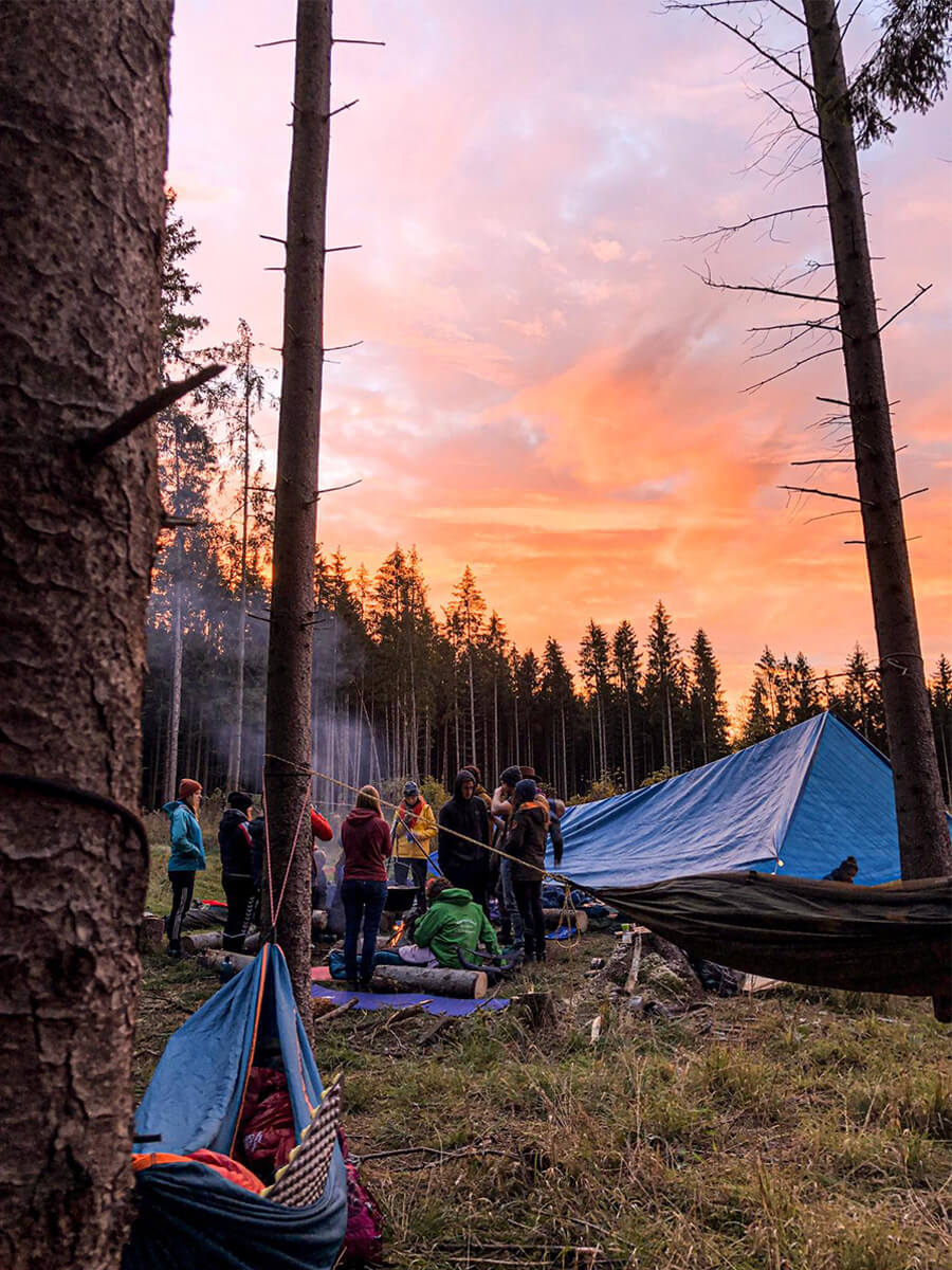 Studierende beim Camping im Altmühltal.