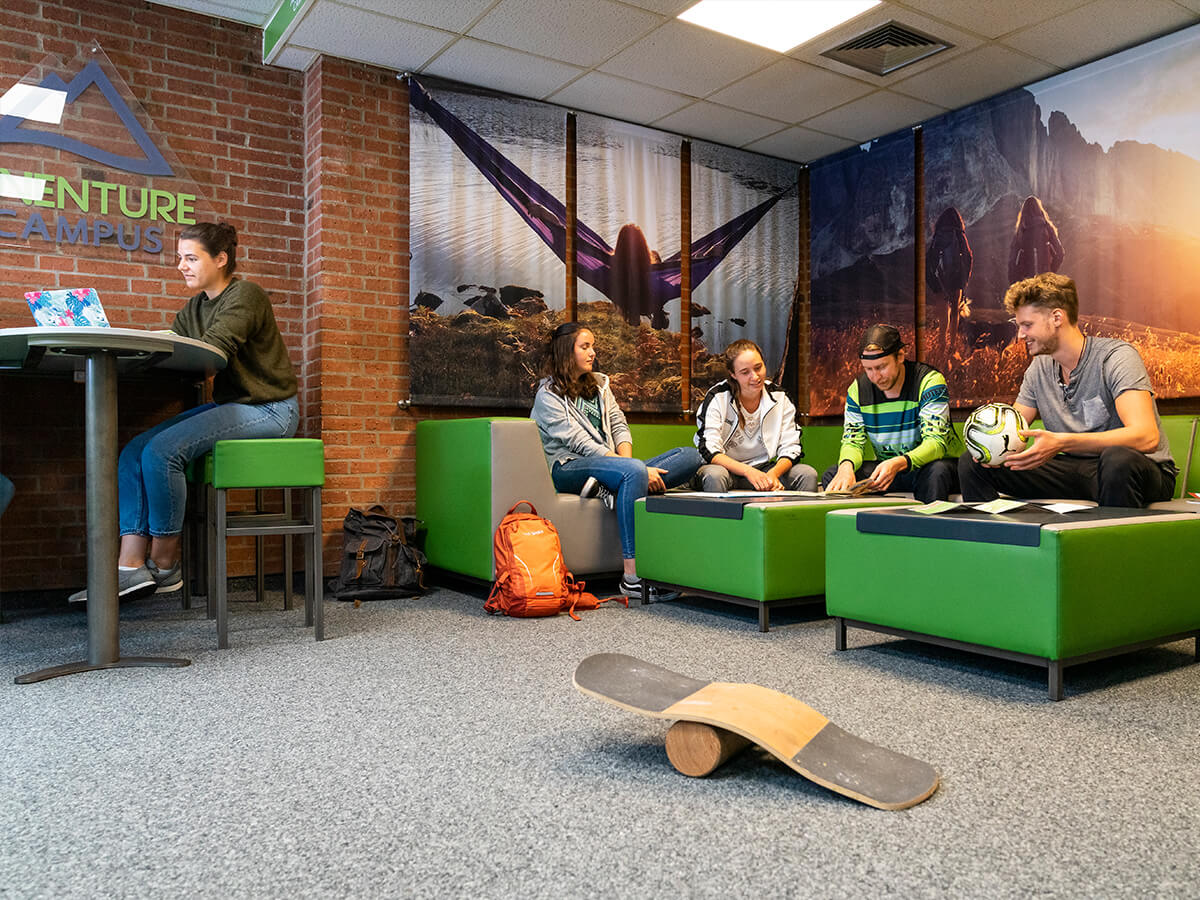 Loung mit Studierenden am Adventure Campus