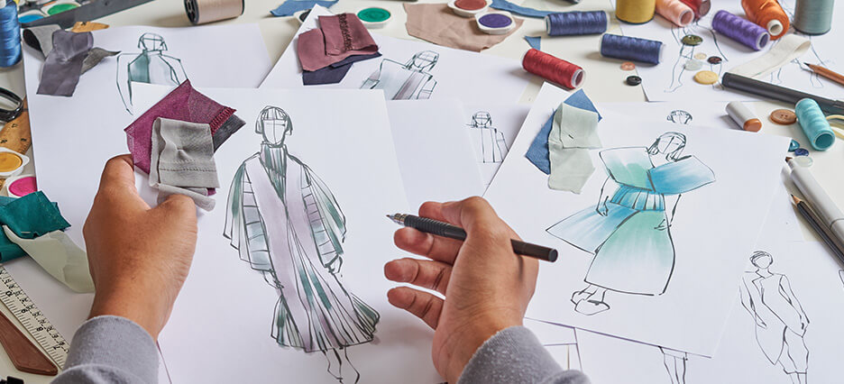 Mode-Designer zeichnet eine Skizze eines Kleides