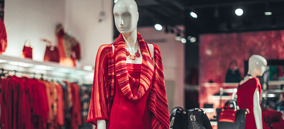 Modepuppe mit rotem Kleid signalisiert die Arbeit eines Fashion Managers