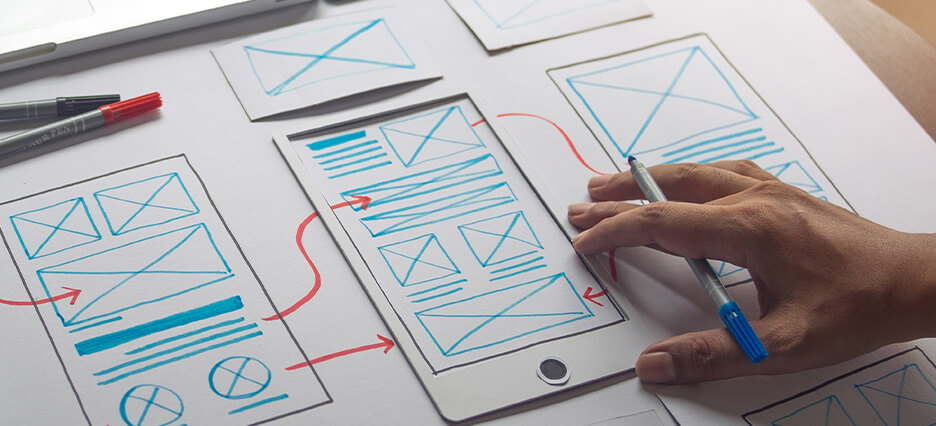 UX-Designer entwickelt einen Papier-Prototypen einer App