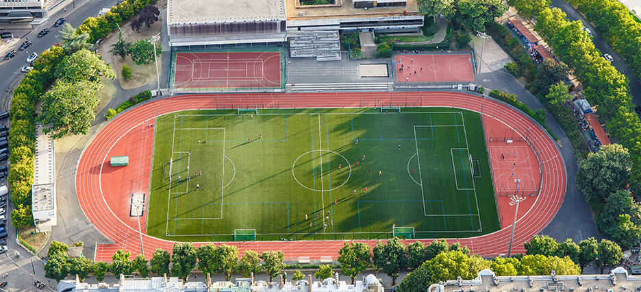 Sportanlage mit Fußballplatz, Tennisplätze und Vereinsheim aus der Vogelperspektive