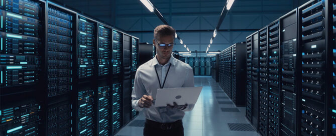 IT-Manager geht durch den Serverraum