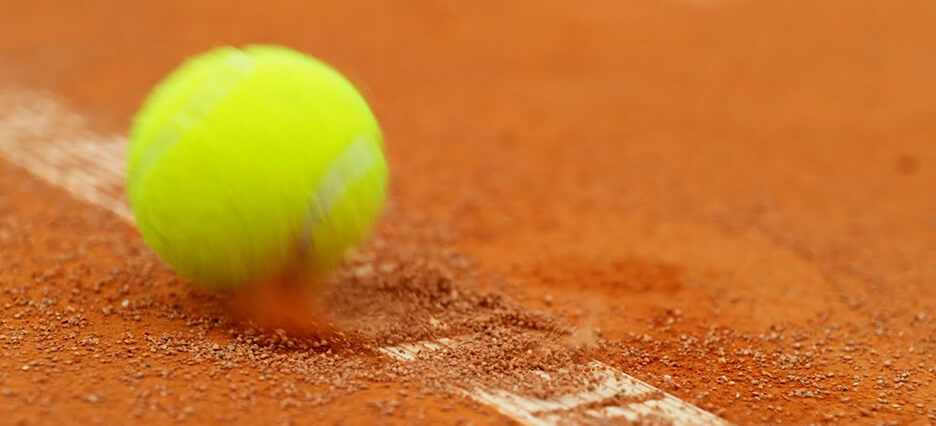 Tennisball-Pings auf dem Sandplatz