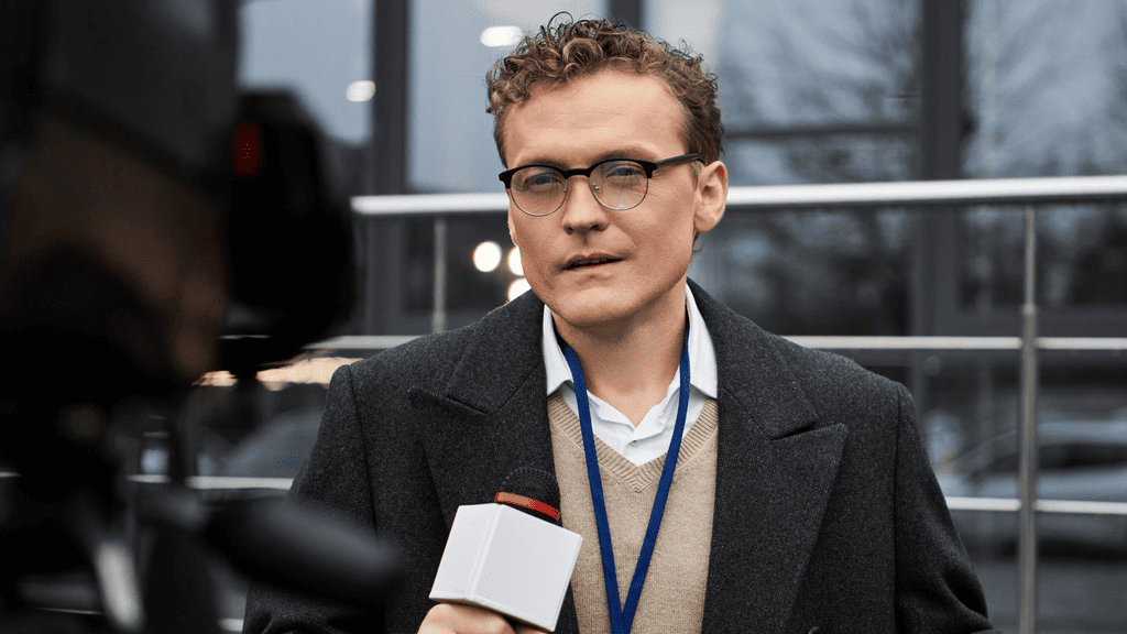 Ein Fachjournalist gibt in einem Interview Auskunft über seine neuesten Recherchen und macht komplexe Themen verständlich. Ein Fachjournalist gibt in einem Interview Auskunft über seine neuesten Recherchen und macht komplexe Themen verständlich.