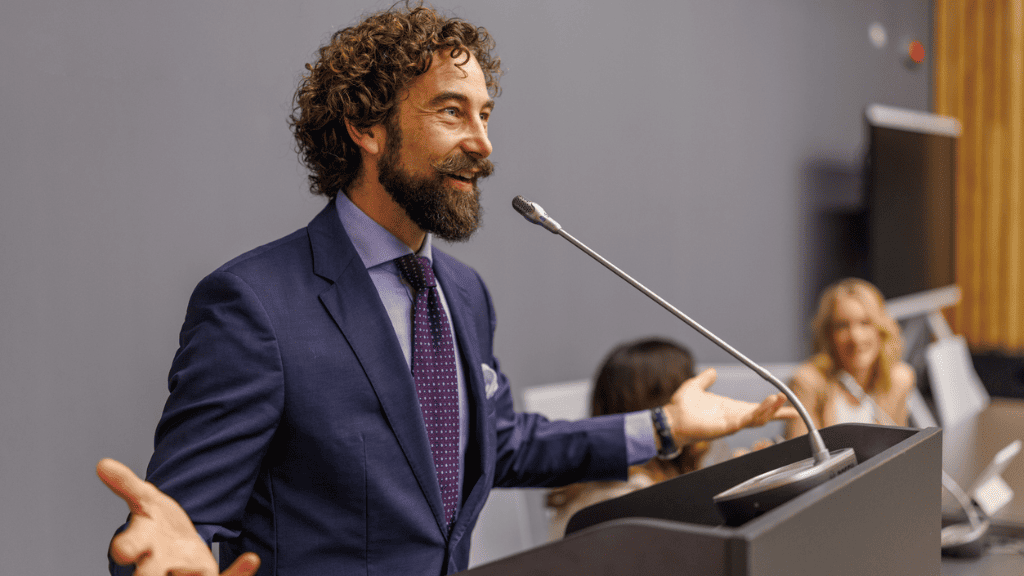 Ein Kommunikations-Manager tritt souverän als Redner vor die Öffentlichkeit und vertritt das Unternehmen. Ein Kommunikations-Manager tritt souverän als Redner vor die Öffentlichkeit und vertritt das Unternehmen.